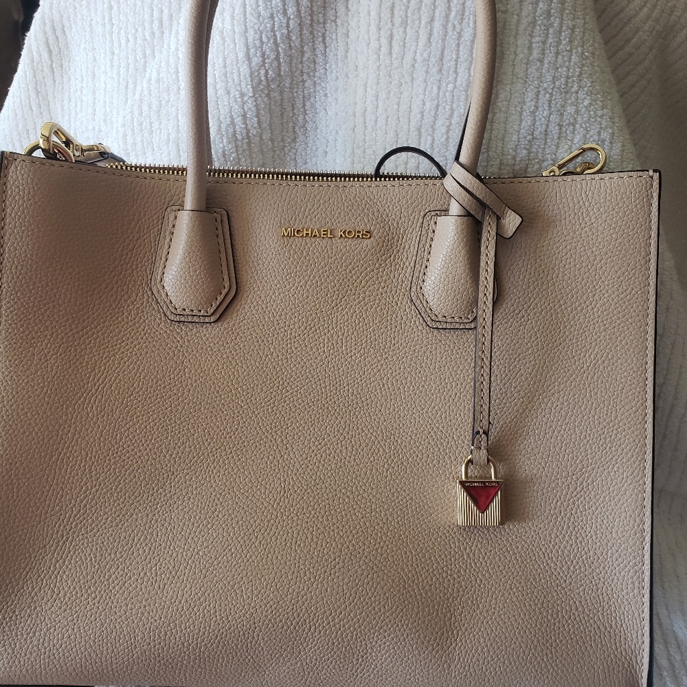 Michael Kors Bag. - Picture 2 of 7